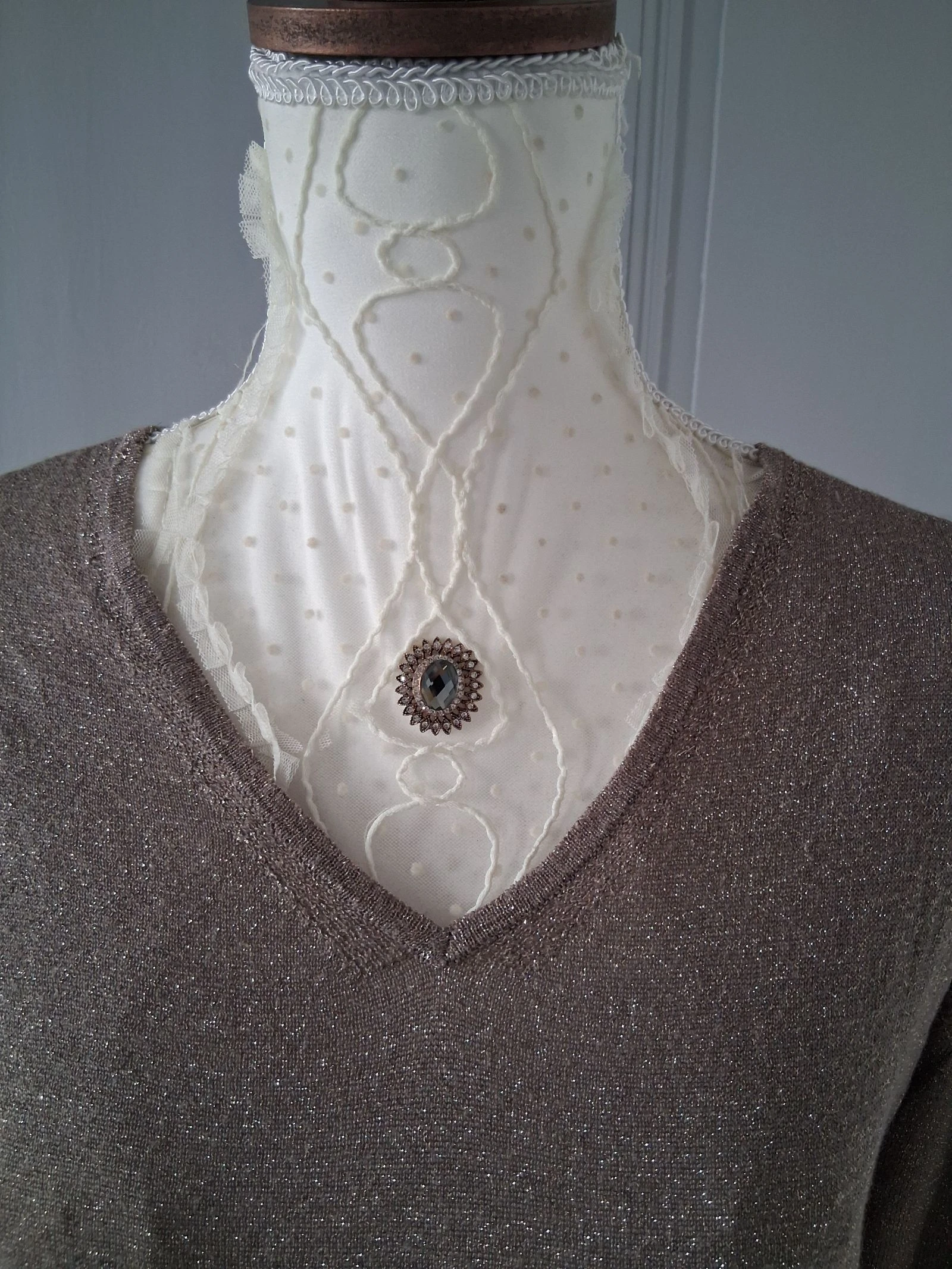 Suéter fino iridiscente color taupe de Mango - Corte fluido y elegante - Talla M – photo 3